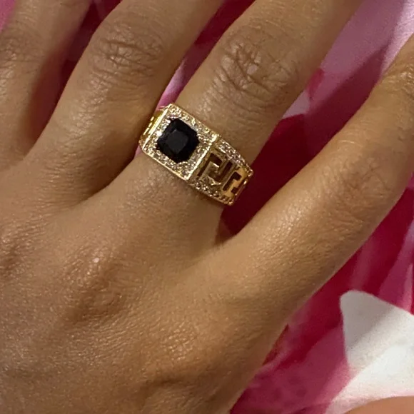 Elegant Gold Ring with Black Gemstone - Picture 5 of 15